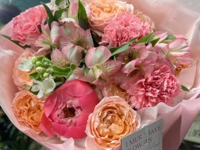 Букет из роз, пинов Коралл Шарм, твидии, гвоздики и альстромерии