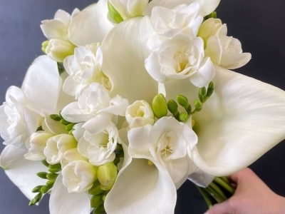 Свадебный букет из калл и фрезии