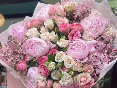 Букет из роз разных сортов, пионов Сара Бернар и сирени