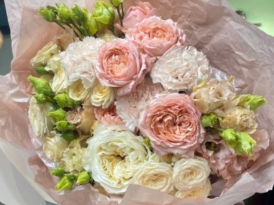 Букет из пионовидной кустовой розы, эустомы и диантусов