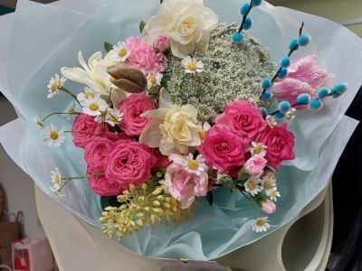 Букет из веточек магнолии, пионовидных и кустовых роза, нарциссов, тюльпанов,  Амми майус, эримуруса, танацетума