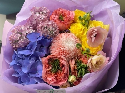 Букет из гортензии, роз Мандарин, кустовой пионовидной розы, хризантемы, сирени и ранункулюсов Баттерфляй