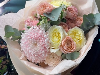 Букет из роз Антониа гарденс , кустовой пионовидной розы, хризантемы Ту-ту, твидии