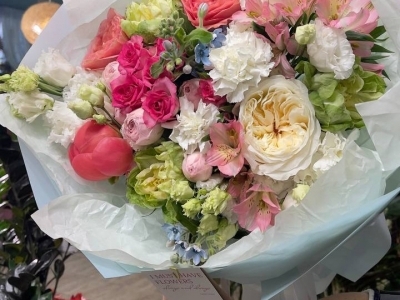 Букет из пионов Коралл Шарм, розы Вегги, Вики Гарденс и Кенди эксрешн, твидии, эустомы и альстромерии