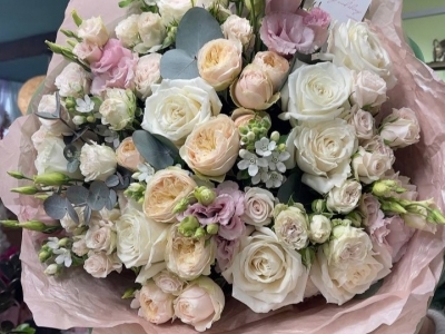 Букет из роз разных сортов, твидии, эустомы и эвкалипта