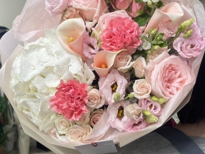 Букет из гортензии, калл, роз разных сортов, эустомы и твидии
