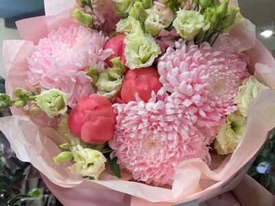 Букет из хризантем Ту-ту, пионов Коралл Шарм и эустомы