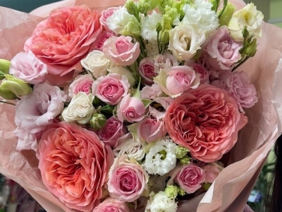 Букет из роз Кенди экспрешн, кустовой розы и эустомы