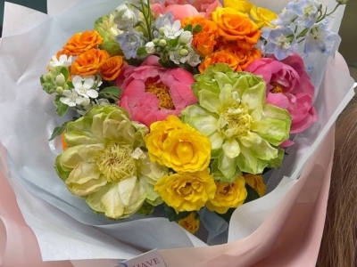 Букет из пионов Коралл Шарм, роз Вегги, твидии, дельфиниума и кустовых роз