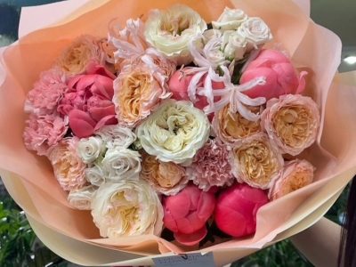 Букет из пионов Коралл Шарм, кустовой пионовидной розы, нерине и диантусов