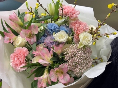 Букет из альстромерии, хризантемы, диантусов, озатамнуса и веточек форзиции
