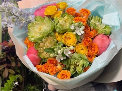 Букет из пионов Коралл Шарм, роз Вегги, кустовой розы, дельфиниума, твидии