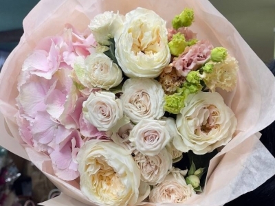 Букет из гортензии, роз Вики гарденс, кустовой розы и эустомы