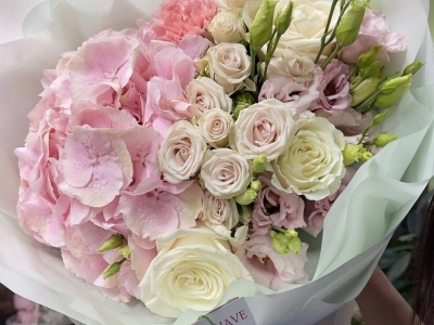 Букет из гортензии, роз Плая бланка, кустовой розы, эустомы и диантуса
