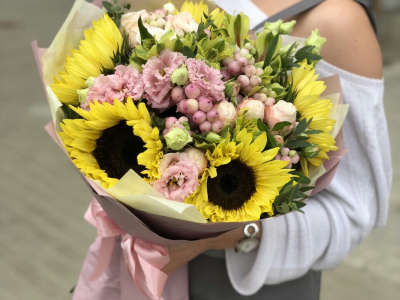 Букет с лимонным подсолнухом, розой Бомбастик, эустомой и розовым симфорикарпусом 