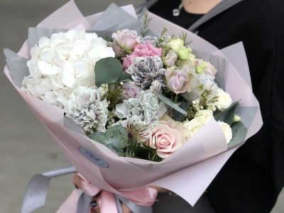 Букет с гортензией, эустомой, розами различных сортов, гвоздикой Блэк Молли и ароматным эвкалиптом