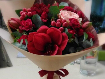 Букет с амариллисом, тюльпанами и кустовой розой