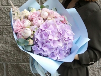 Букет с гортензией, розой Блоссом Бабблс, лизиантусом и астильбой