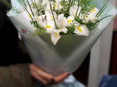 Букет с ирисами и тласпией