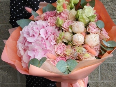 Букет с гортензией, кустовыми и садовыми розами, лизиантусом и серрурией