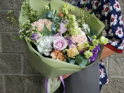 Букет с садовыми розами, лизиантусом и хамелациумом