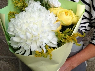 Букет с хризантемой и розами