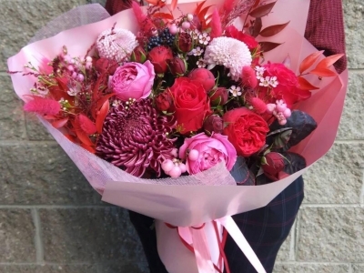 Букет с розами, хризантемой Бигуди и Момоко и стабилизированным рускусом