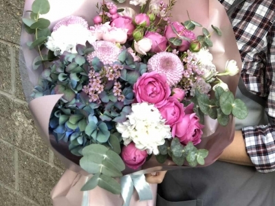 Букет с гортензией, розами различных сортов, эвкалиптом и ягодами симфорикарпуса