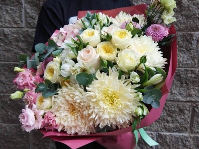 Букет с садовыми розами, эустомой, гортензией и хризантемой Авиньон