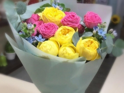 Букет с розами Каталина, Жизель и твидией.