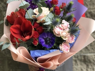 Букет с амариллисами, анемонами, садовыми розами и эрингиумом