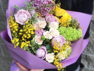 Букет с винтажной розочкой Блоссом бабблс, ароматной сиренью, весенней мимозой и вибурнумом