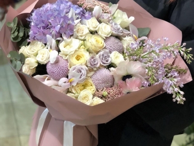 Букет с гортензией, сиренью, садовыми и пионовидными розочками, анемонами и озотамнусом