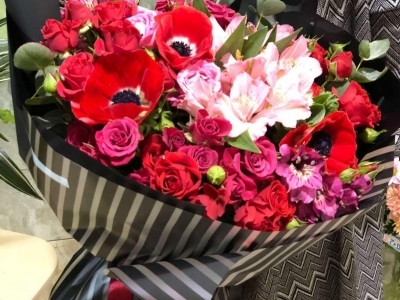 Букет в красных тонах из роз различных сортов и анемоны
