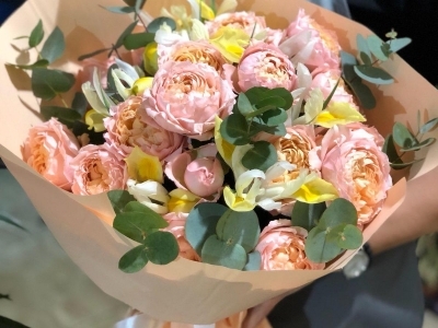 Букет из пионовидной розочки Джульетта, желтых ирисов и эвкалипта