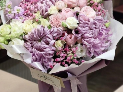 Букет в нежной цветовой гамме с розами, маттиолой и хризантемой Виенна