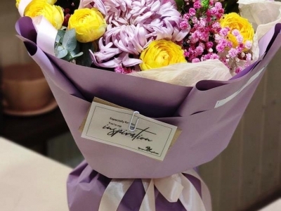 Букет с хризантемой Виенна, пионовидной розой Каталина, гипсофилой и маттиолой