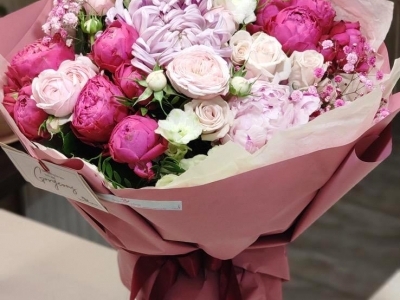 Букет с пионами, розами различных сортов, хризантемой Виенна