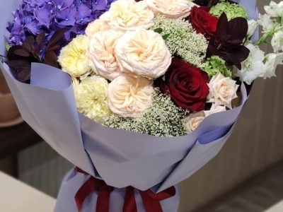 Букет мужской с гортензией, пионовидными розами, скумпией, трахелиумом и дельфиниумом