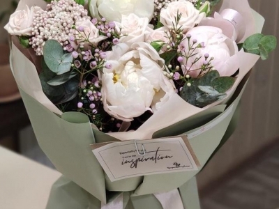 Букет с пионами и озотамнусом