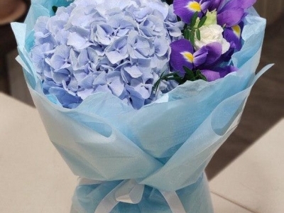 Букет с гортензией, ирисами и эустомой