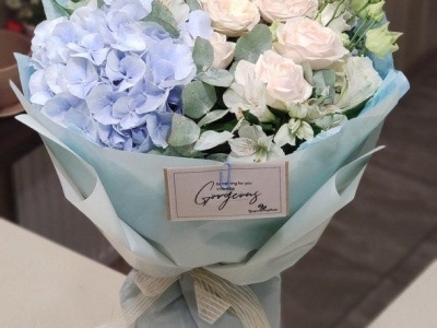 Букет с гортензией, кустовыми розами и хамелациумом