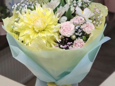 Букет с георгиной, кустовой розочкой и гипсофилой