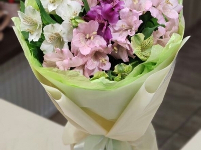 Букет с воздушной альстромерией