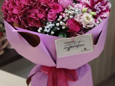 Букет малиновый с гортензией, садовыми розами, сезонными георгинами и гипсофилой