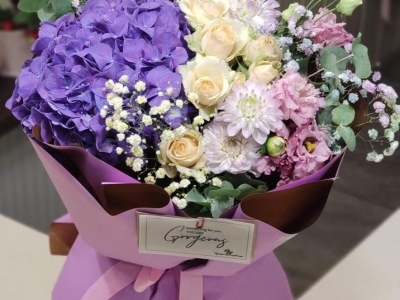 Букет сливочно-черничный с гортензией, георгинами, кустовыми розочками
