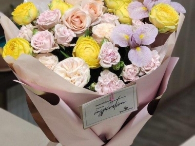 Букет с ароматными, кружевными розами и ирисами