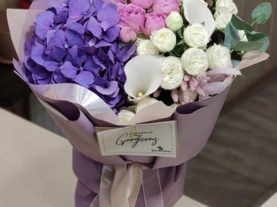 Букет с гортензией, садовыми розами, белоснежными каллами и эвкалиптом