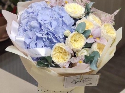 Букет с гортензией, садовыми розами, ирисами и астильбой