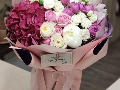 Букет с пионами, гортензией и розами различных сортов